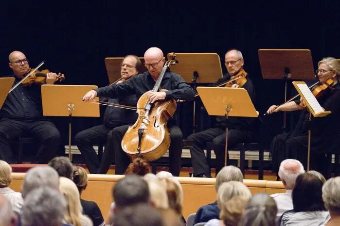 Nach der Pause begeisterte Klaus Steinberger mit Tschaikowskys „Nocturne“ für Violoncello und Orchester.