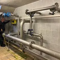 Eine im Wasserbehälter der Gemeinde installierte UV-Anlage hat dazu beigetragen, dass nun Entwarnung gegeben werden konnte