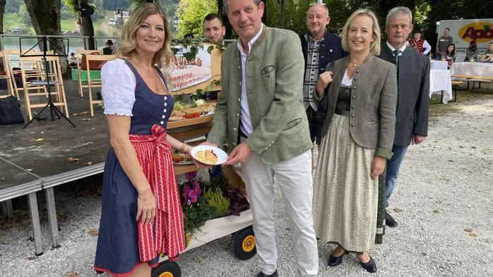 Mit-Organisatorin Daniela Beils und Bürgermeister Thomas Schäfauer beim Anschnitt
