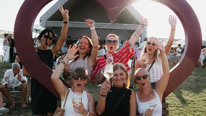 Bei den Partys von „South“ wird sonntagnachmittags bei Weinbaubetrieben gefeiert