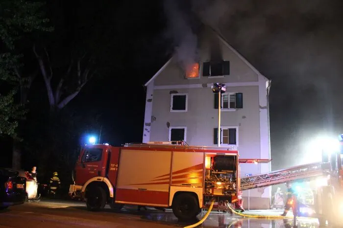 Die Feuerwehr konnte den Mann mit einer Drehleiter aus der brennenden Dachgeschoßwohnung retten.