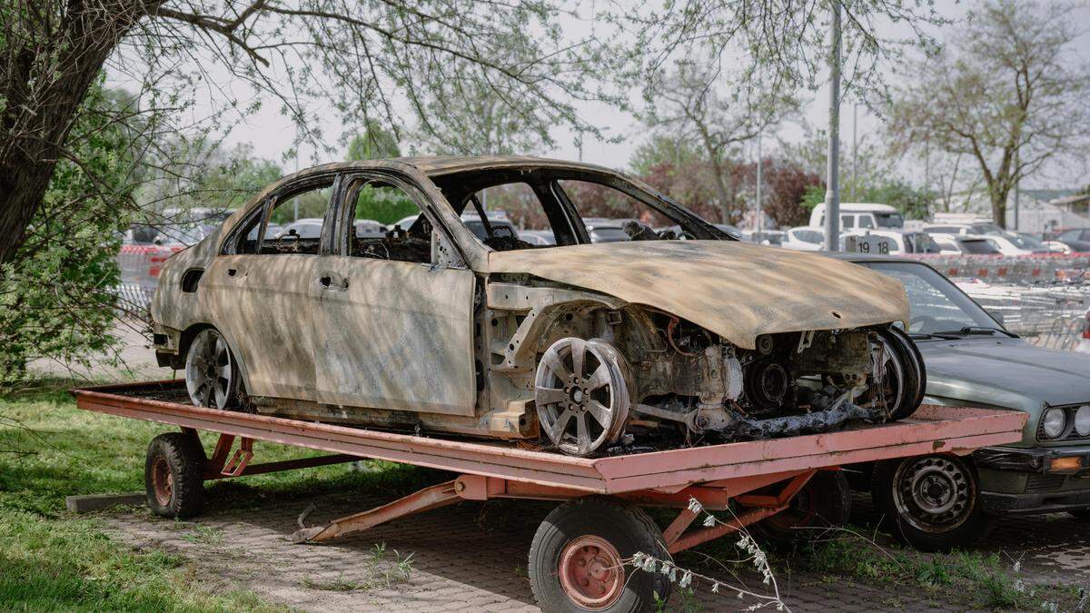 Alle möglichen Fahrzeuge landen hier: Autos, die keiner mehr braucht, und Sportwägen, die die Besitzer meist gern wieder abholen