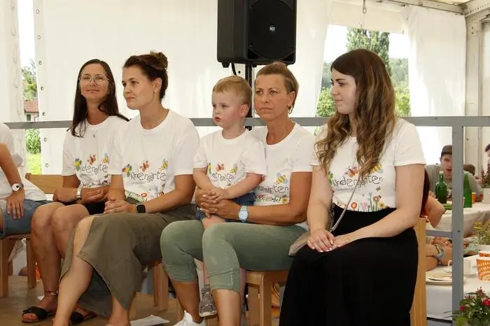  Im Rahmen eines kleinen Festaktes freuten sich Kindergartenleiterin Marion Lang sowie ihren beiden Vorgängerinnen Manuela Pregun und Elisabeth Heinrich über Blumenstrauß-Grüße. 