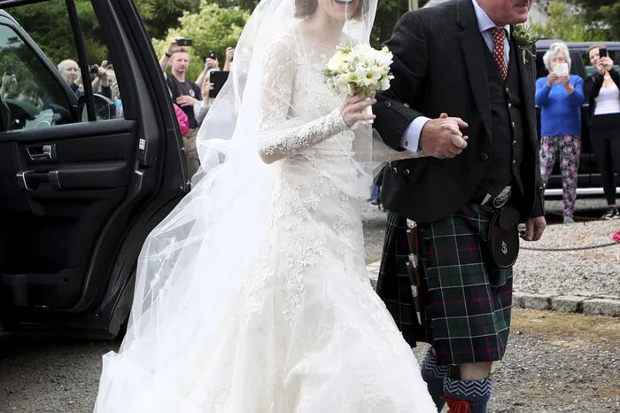 Jetzt haben die Schauspieler in Schottland geheiratet. Die Braut trug ein elfenbeinfarbenes Kleid und einen Schleier.