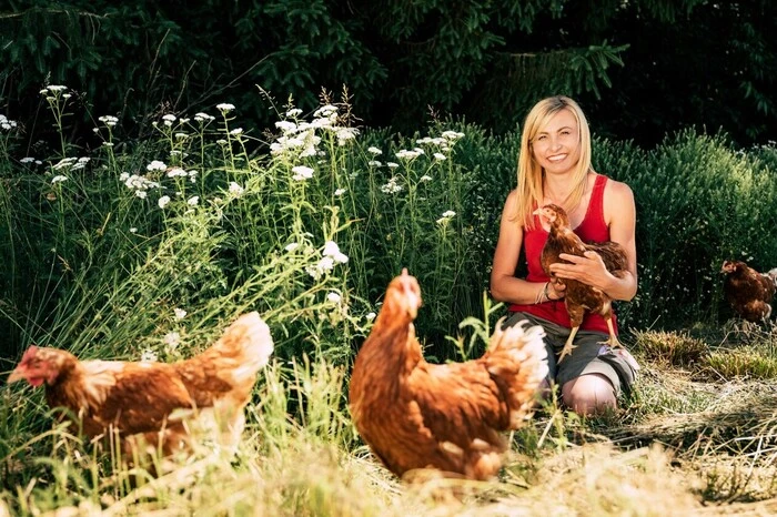 Nina Schweinzger wechselte von der Sozialarbeit auf den Freilandhennen-Hof, den sie von ihren Eltern übernahm.  