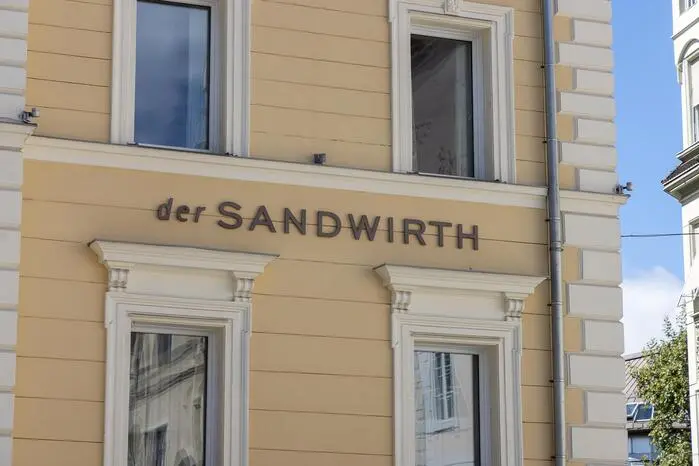 Slow Food wird beim Sandwirth großgeschrieben – die betriebseigenen Duroc Weideschweine liefern Hochwertiges als Speck, Würste und
Bratl. Dazu findet man hier die traditionelle
gelbe Kärntner Kirchtagssuppe und viele andere lokale Spezereien und musikalische Unterhaltung inklusive.
Am 19.9. von 13 bis 22 Uhr und am 20.9. von 10 bis 18 Uhr am Vorplatz des Hotel Sandwirth.