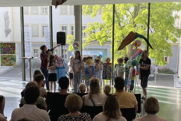 Die Vernissage wurde eröffnet vom Kinderchor des Singvereins Weiz, unter der Leitung von Hannes Steinwender, mit einem eigens für die Kunstschule Weiz komponiertem Lied. 