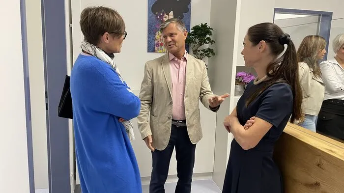 Marlies Schönecker (rechts) konnte zur Eröffnung zahlreiche Gäste in ihrer neuen Praxis begrüßen.