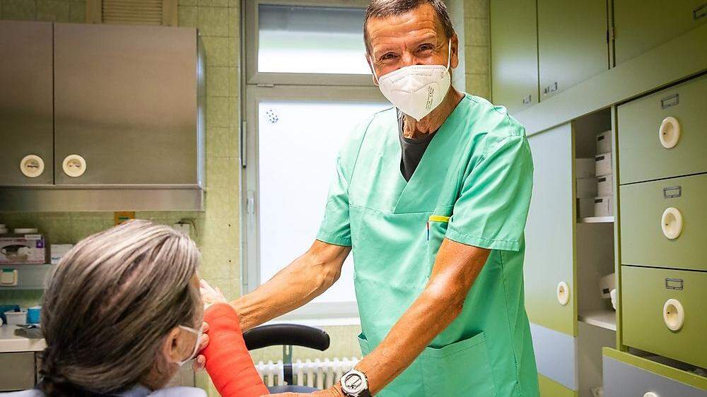 Johann Sostaric in seinem Element, zwei Mal im Monat macht der Pensionist Dienst im Krankenhaus Friesach