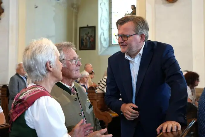 Die Messe wurde von Pfarrer Rudolf Rappel zelebriert und live im Fernsehen und Radio übertragen.