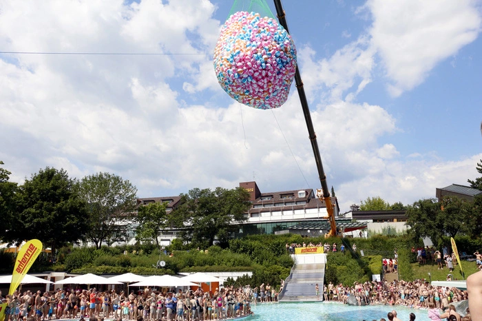 Gefeiert wurde mit 4.000 bunten Wasserbällen...