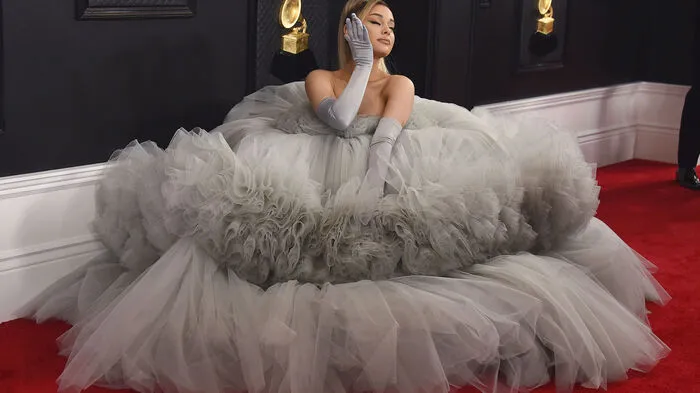 Weil ich ein Mädchen bin: Ariana Grande war an diesem Abend nicht zu übersehen. Sie trug eine maßgeschneiderte Robe aus dem Hause Giambattista Valli.