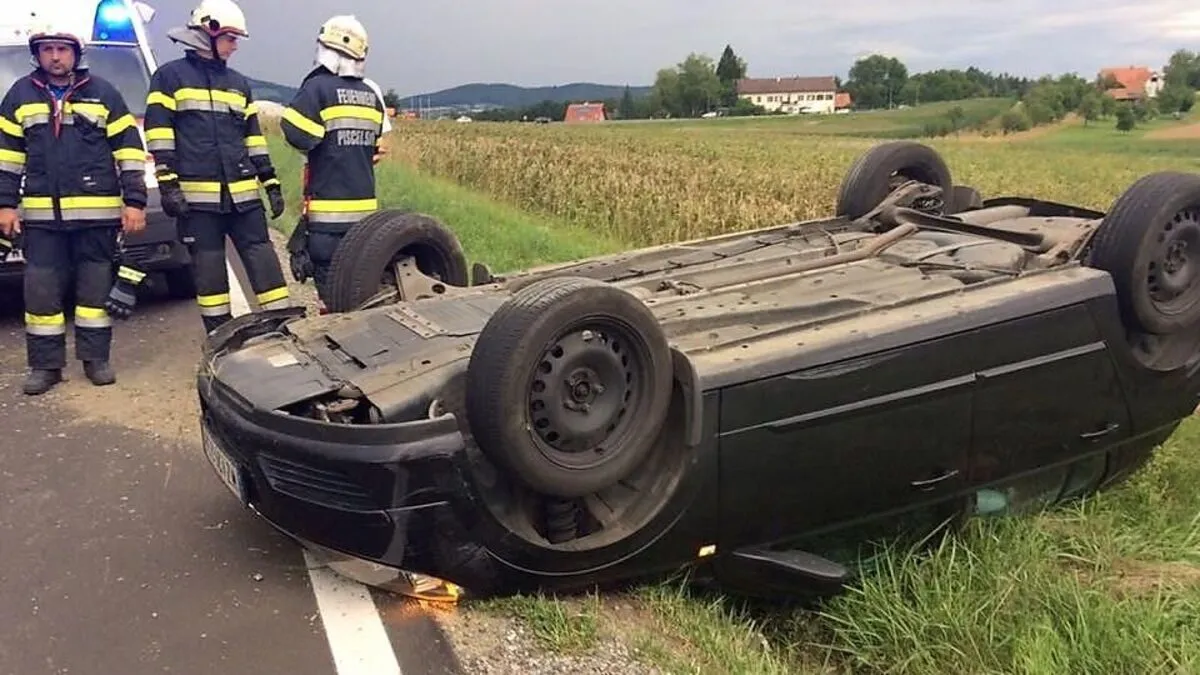 Das überschlagene Auto wurde mit einem Hebekissen geborgen