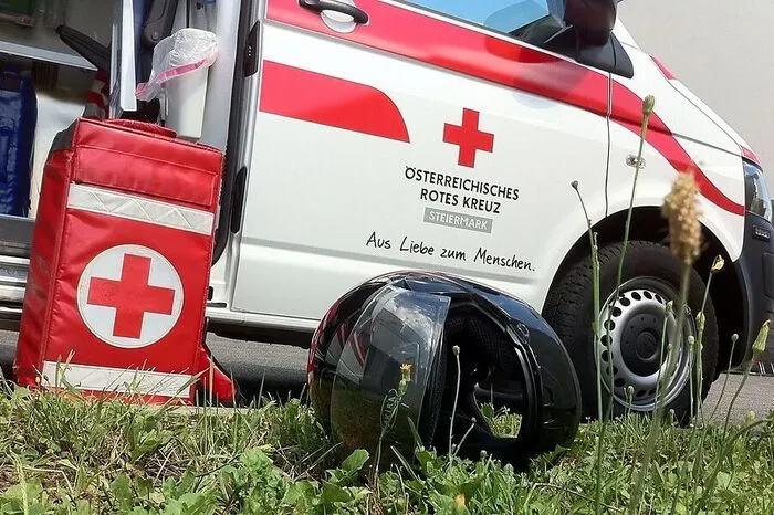 In Ligist kollidierte ein Motorradfahrer mit einem Pkw. Der Notarzt konnte an der Unfallstelle nur noch den Tod des Bikers feststellen. Der Pkw-Lenker trug leichte Verletzungen davon.