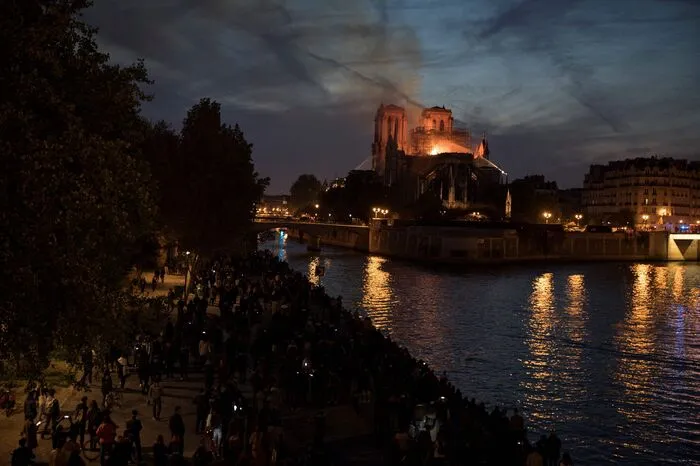 Das Feuer breitete sich im Dachstuhl von Notre-Dame aus, die Welt schaute fassungslos live im Netz oder vor dem Fernseher zu. "Notre Dame heute zu sehen, ist wie der Blick auf einen verstümmelten Kadaver, ein Spiegel unserer Unzulänglichkeiten", sagte Alexandre Gady, Professor für moderne Kunstgeschichte an der Sorbonne.
