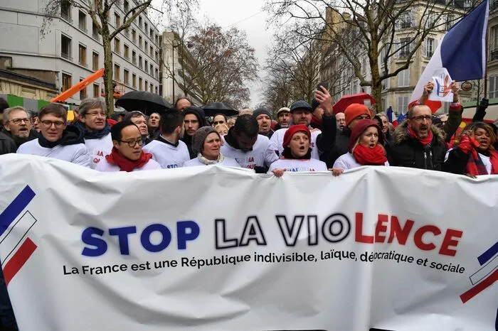 Das werfen viele "Gelbwesten" der neuen Bewegung vor. Soulié und viele seiner Mitstreiter sagen von sich selbst, dass sie Anhänger von Präsident Emmanuel Macron sind - der Ingenieur versteht seine Initiative aber als "apolitisch". Er sagte nach der ersten Kundgebung, es habe sich um eine friedliche "Liebeserklärung an unser Land, an die unteilbare und demokratische Republik" gehandelt.
