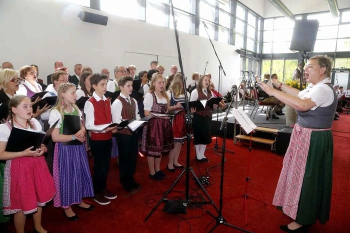 der Gemischte Chor Loipersdorf unter Chorleiterin Sonja Krenn...