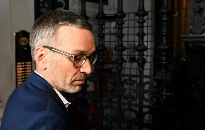 ABD0145_20250212 - WIEN - ÖSTERREICH: ZU APA0285 VOM 12.2.2025 - Parteichef Herbert Kickl (FPÖ) am Mittwoch, 12. Februar 2025, im Rahmen der gescheiterten Koalitionsverhandlungen zwischen FPÖ und ÖVP, vor der FPÖ-Zentrale in Wien. - FOTO: APA/HELMUT FOHRINGER