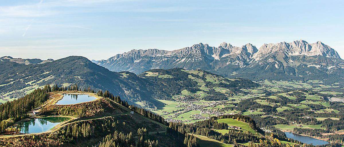 Smaragdgrüne Seenschätze schimmern im Bergpanorama der Kitzbüheler Alpen