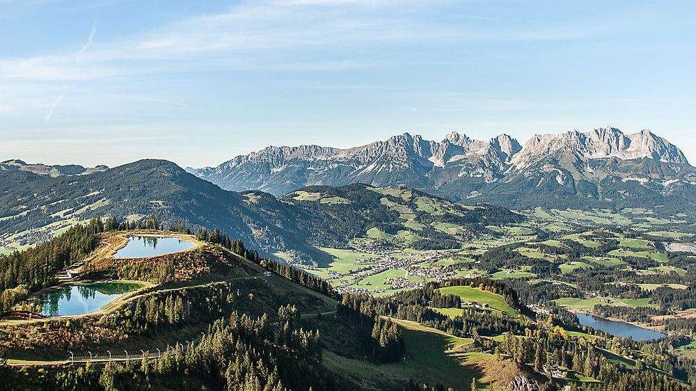 Smaragdgrüne Seenschätze schimmern im Bergpanorama der Kitzbüheler Alpen