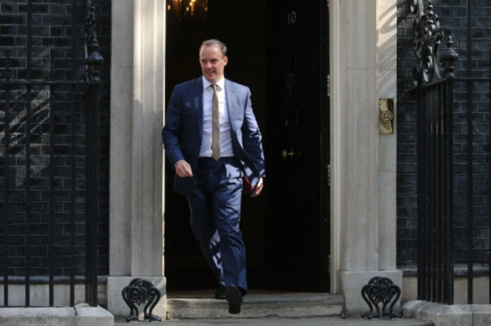 Der bisherige Außenminister Jeremy Hunt war Johnson bei der Wahl zum Premierminister unterlegen, der Neue auf dem Posten heißt Dominic Raab. Der frühere Anwalt für internationales Recht und Boxer mit schwarzem Karategürtel wurde von Johnson auch zu seinem Stellvertreter ernannt. Der 45-Jährige war im November als Brexit-Minister zurückgetreten. Das von May mit der EU verhandelte Abkommen bezeichnete er damals als "schlecht für unsere Wirtschaft und unsere Demokratie".