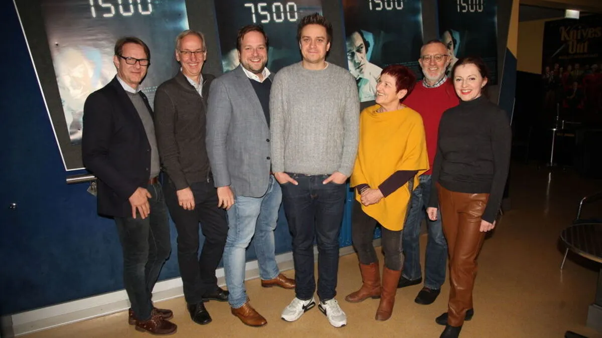 Bürgermeister Marcus Martschitsch, Grüne-Stadtrat Christoph Wallner, Produzent Alexander Glehr, Regisseur Patrick Vollrath, Grüne-Gemeinderätin Liesbeth Horvath sowie Heinz Damm und Grüne-Gemeinderätin Andrea Radl