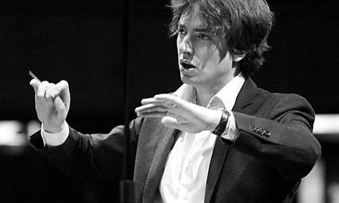 Jérémie Rhorer (43). Der Pariser, Leiter des Ensembles „Cercle de l’Harmonie“, dirigiert Beethoven 3 + 6 (8./9. Juli), jeweils im Stephaniensaal.