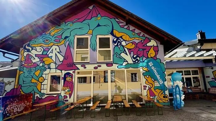 Blick auf ein bunt bemaltes Haus