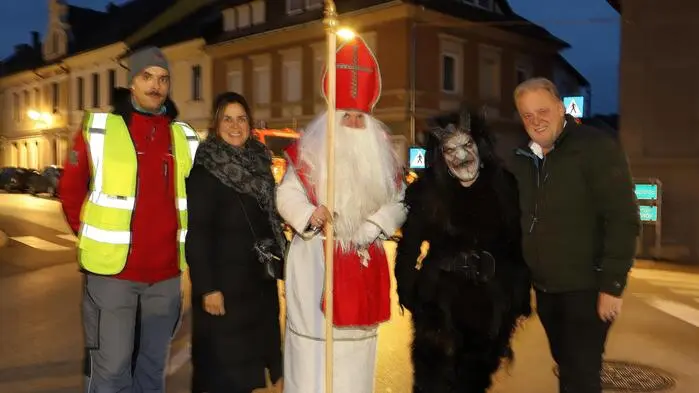Am Foto von Links Raphael Adler, Martina Tscherne und Bürgermeister Martin Treffner von der Stadtgemeinde mit dem Nikolo und Krampus.