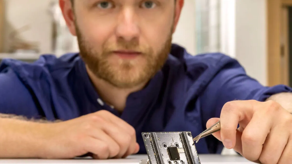 Paul Maierhofer mit dem Ergebnis seiner Dissertation: dem 12 mal 9 mal 3 Millimeter kleinen Partikelsensor.