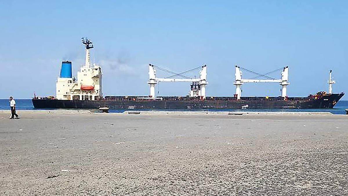 Das Hilfschiff legte im Hafen von Salif an 