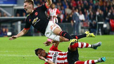 Unfassbar brutales Foul von Eindhovens Hector Morena gegen ManU-Verteidiger Luke Shaw