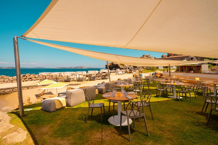 Im Phi Beach, dem angesagten Strandclub in Baja Sardinia, werden für eine Sonnenliege inklusive Handtuch, Getränk, Obst und einem Mittagessen 180 Euro pro Person und Tag fällig.
