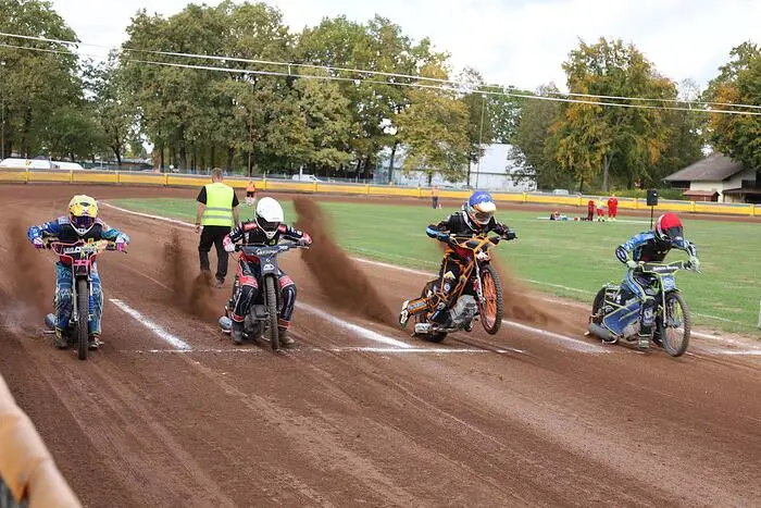 In verschiedenen Rennläufen gingen 15 Motocross- und Speedwayfahrer an den Start