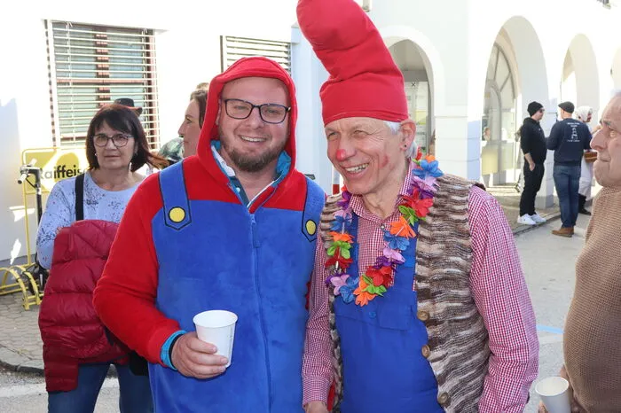 Auch Rupert Hütter (Gemeinderat, ÖVP) und Thomas Matzer (Vizebürgermeister, SÖG) hatten beim Umzug ihren Spaß - als Super Mario und als Zwerg.