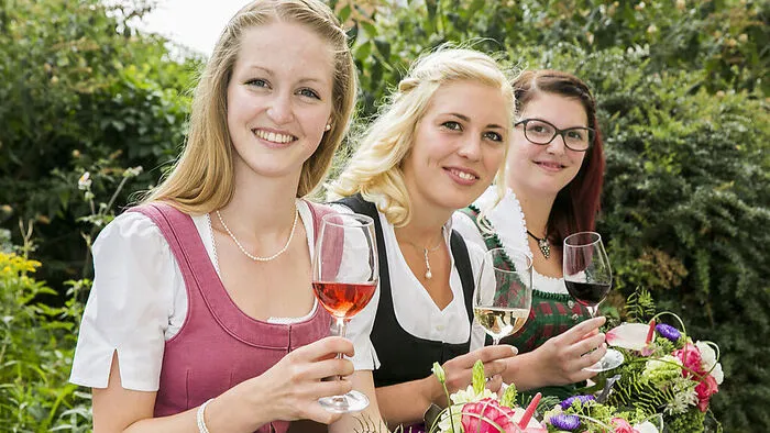 Johanna Resch, Madeleine Legat und Elisabeth Kohl werden am Freitag in Leibnitz zu Weinhoheiten gekrönt