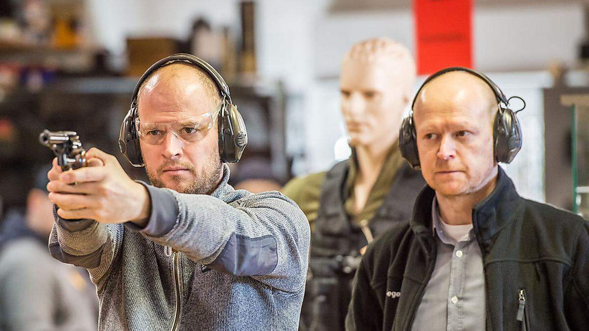 Umsichtig und seriös führt Helmut Pail den „Mutbürger“ zum Waffenführerschein