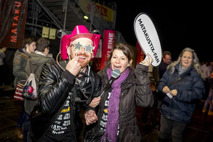 Und so herrschte bereits vor dem Eingang fröhliche Partystimmung.