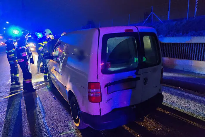 Aus bisher ungeklärter Ursache näherte sich ein 60-Jähriger mit seinem Pkw in erhöhter Geschwindigkeit einem Kreisverkehr.