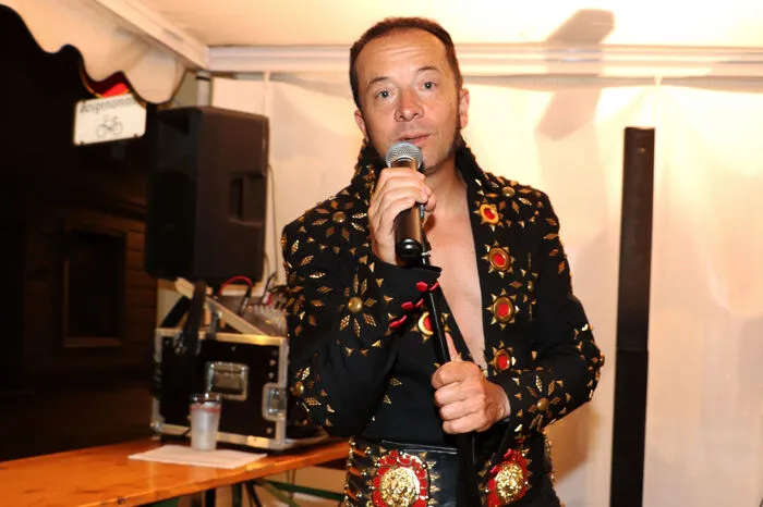 Mit Elvis Presley Songs konnte „Buzgi“ am Rauterplatz die zahlreichen Besucher erfreuen.