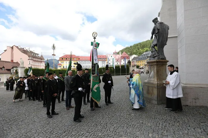 Die anschließende Messe wurde zelebriert von Abt Otto Strohmaier und Dechant Johann Feischl. In ihrem Rahmen wurde auch die vom gebürtigen St. Gallener Fritz Fössleitner komponierte „Bergmannsmesse“ erstmals in Mariazell von der Bergmusikkapelle Eisenerz aufgeführt. 