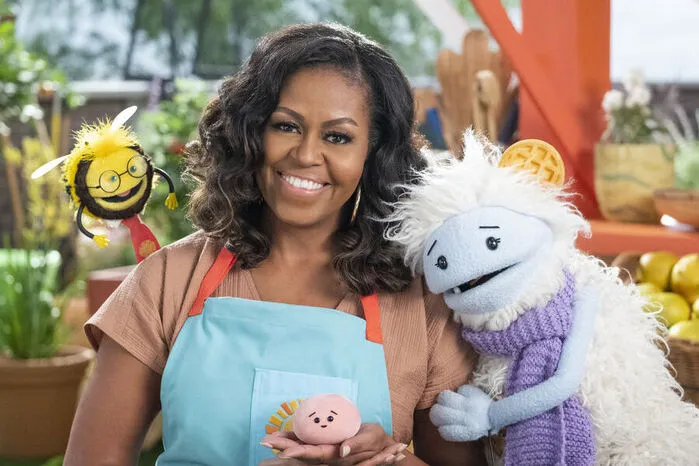 Michelle Obama war 2018 laut einer Umfrage die beliebteste Frau Amerikas und mit ihrem Charisma und ihrer Energie überstrahlte sie oft ihren Mann Barack, der zwischen zwischen 2009 und 2018 regierte. Michelle ist mittlerweile erfolgreiche Autorin, setzt TV-Projekte für Netflix um und engagiert sich wohltätig.