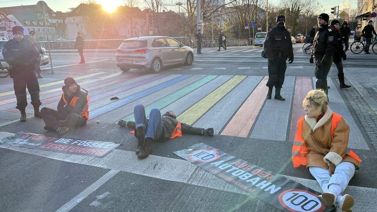 Dezember 2022: Klimaaktivisten haben sich vor dem Kunsthaus in Graz auf die Fahrbahn geklebt und blockieren den Verkehr