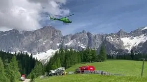 Vor der malerischen Kulisse des Dachsteins sind derzeit private und militärische Hubschrauber unterwegs