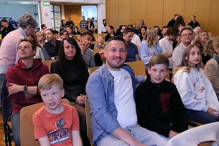 Das Publikum dankte für die engagierte Aufführung mit viel Szenenapplaus. 