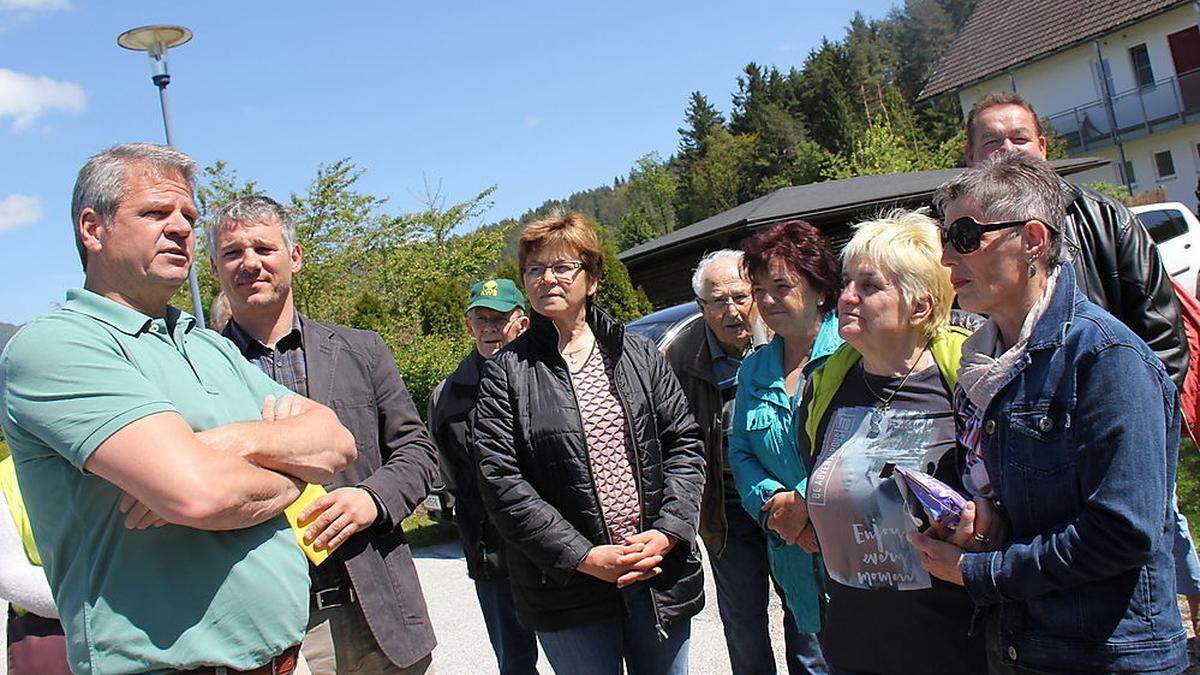 Verkehrslandesrat Gerhard Köfer (Mitte) versprach beim Lokalaugenschein schnell zu helfen 