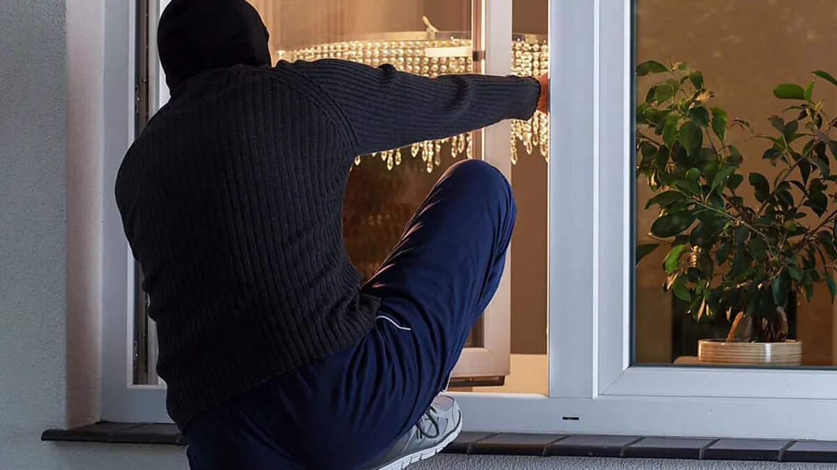 Unbekannte stiegen durch ein Fenster in ein Wohnhaus