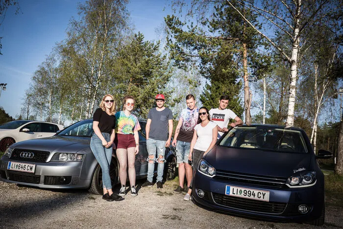 Zahlreiche Autofans versammelten sich am Faaker See und verweilten in der Sonne und in eine laue Nacht hinein.