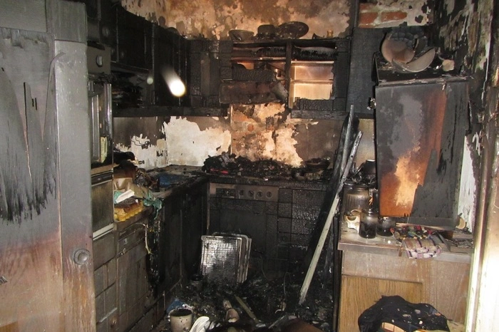 ... im Erdgeschoß des Hauses war eine Küche im Vollbrand gestanden, das Treppenhaus sowie Wohneinheiten im 1. Stock waren stark verraucht.