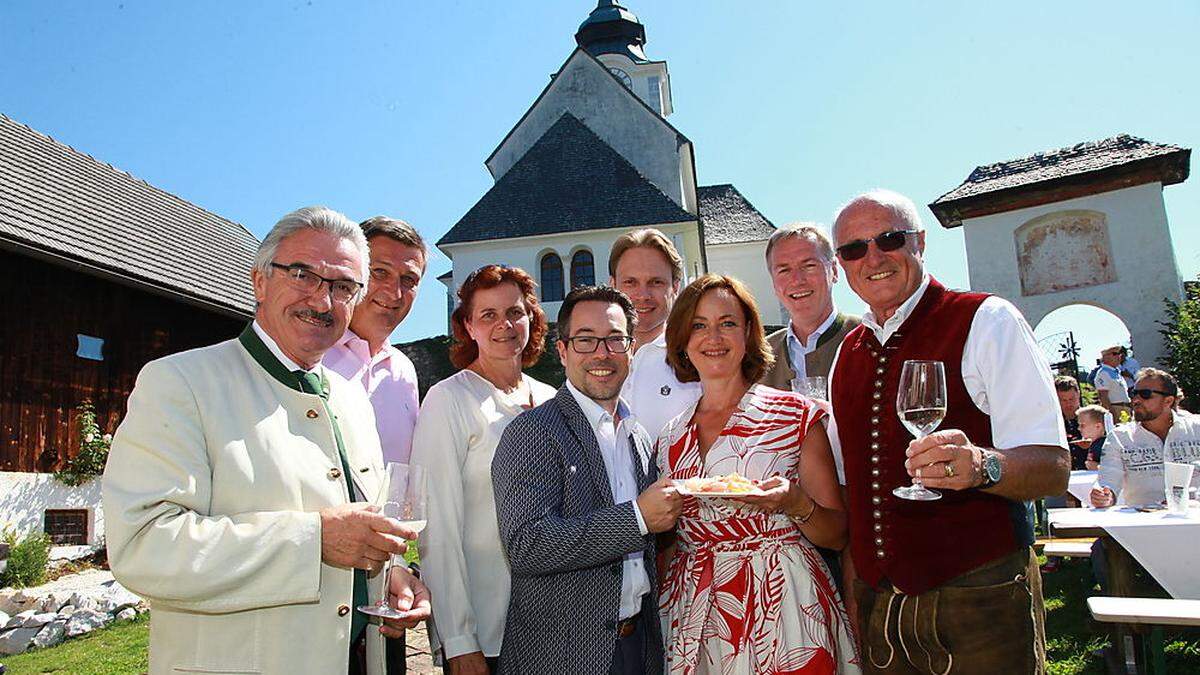 Vor der Kirche am Sternberg: Helmut Hinterleitner, Jürgen Mandl, Elisabeth Rothmüller-Jannach, Markus Malle, Raimund Haberl, Sylvia Gstättner, Johannes Kuschnig und Franz Pacher